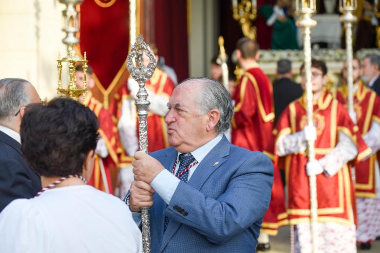 El traslado del paso de misterio de la Sagrada Cena a la Catedra, en imágenes