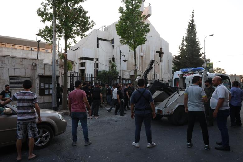Agentes de seguridad frente a la iglesia de Mar Elias tras el atentado suicida