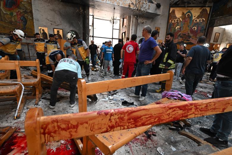 Restos de sangre en los bancos de la iglesia en Damasco