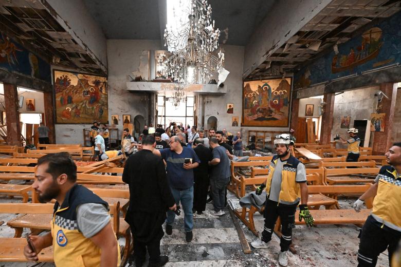 Rescatistas y voluntarios inspeccionan los daños de la iglesia