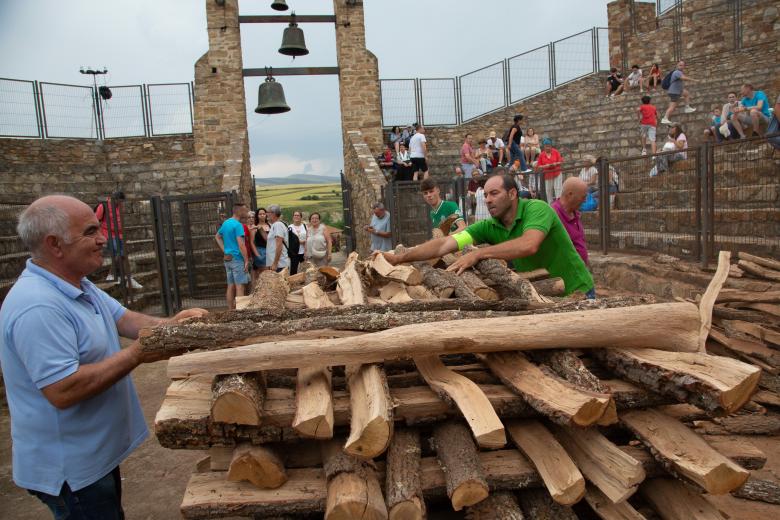 Tradicional paso del fuego en San pedro Manrique