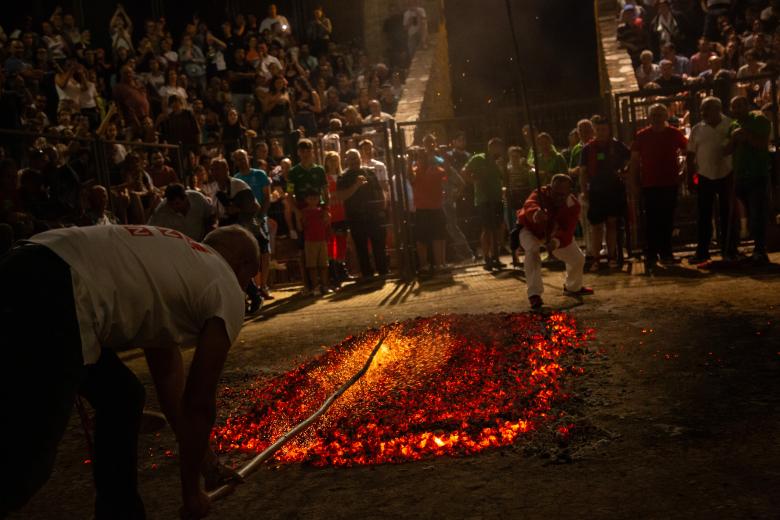Tradicional paso del fuego en San pedro Manrique