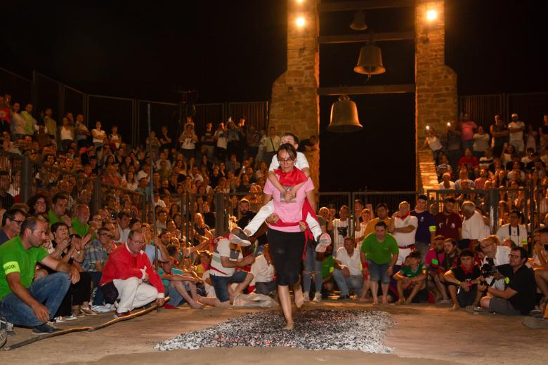 Tradicional paso del fuego en San pedro Manrique