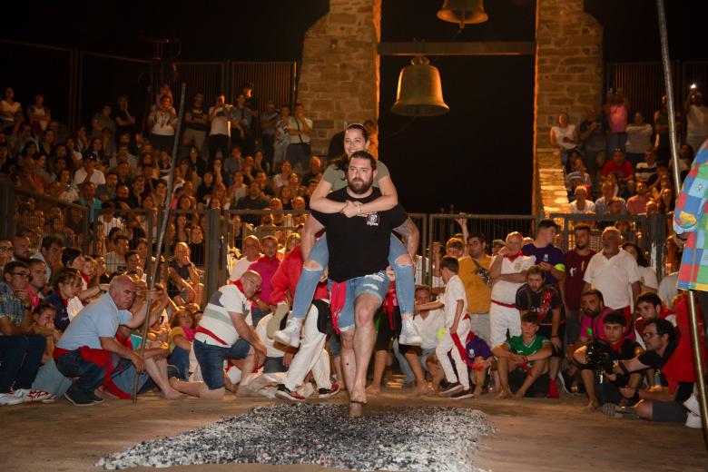 Tradicional paso del fuego en San pedro Manrique