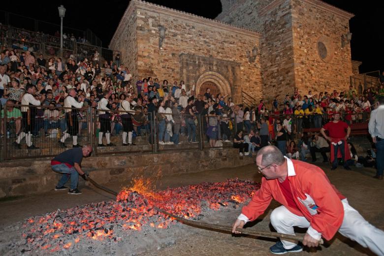Tradicional paso del fuego en San pedro Manrique