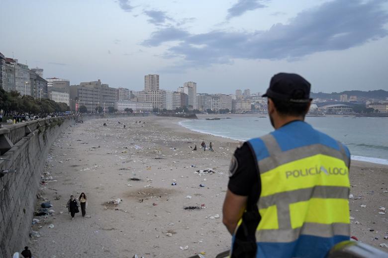 A CORUÑA, 24/06/2025.- Basura acumulada en la playa del Orzán (A Coruña) tras las celebraciones de la noche de San Juan. EFE/ Moncho Fuentes