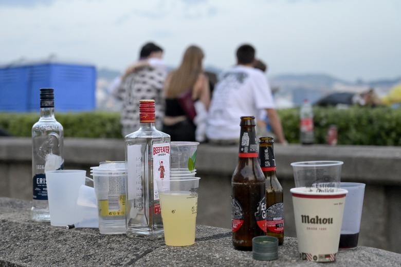 A CORUÑA, 24/06/2025.- Restos de bebidas y los últimos noctámbulos, en la playa del Orzán (A Coruña) tras las celebraciones de la noche de San Juan. EFE/ Moncho Fuentes