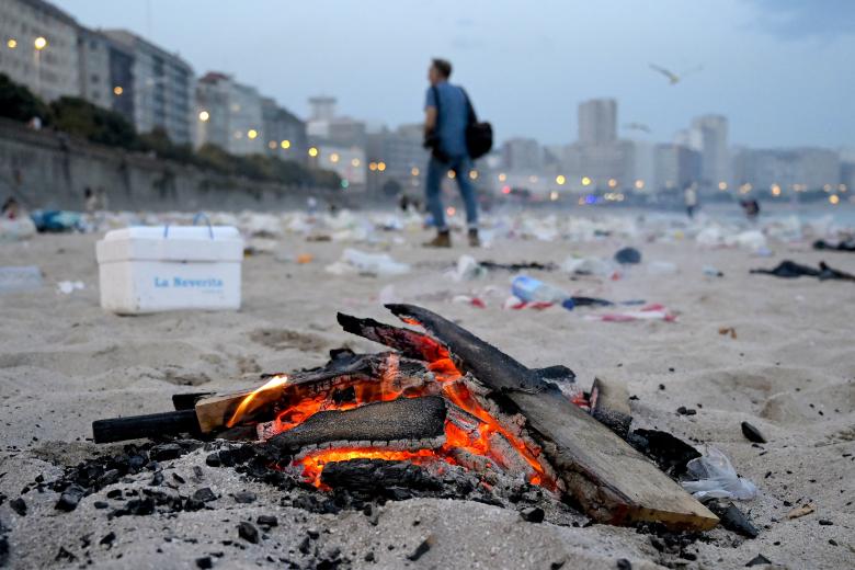 A CORUÑA, 24/06/2025.- Restos de bebidas y los últimos noctámbulos, en la playa del Orzán (A Coruña) tras las celebraciones de la noche de San Juan. EFE/ Moncho Fuentes