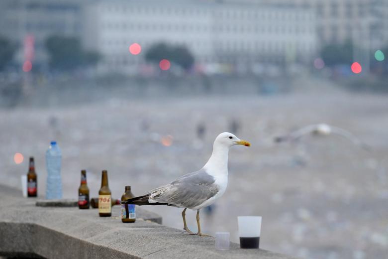 A CORUÑA, 24/06/2025.- Basura acumulada en la playa del Orzán (A Coruña) tras las celebraciones de la noche de San Juan. EFE/ Moncho Fuentes