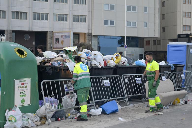 A CORUÑA, 24/06/2025.- Basura acumulada en la playa del Orzán (A Coruña) tras las celebraciones de la noche de San Juan. EFE/ Moncho Fuentes