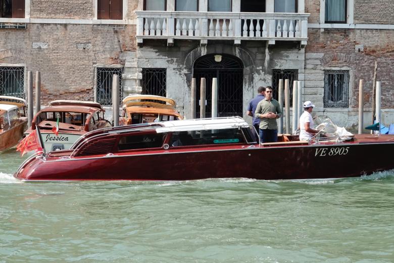 Jeff BezosLauren Sanchez rumbo a su hotel en Venecia