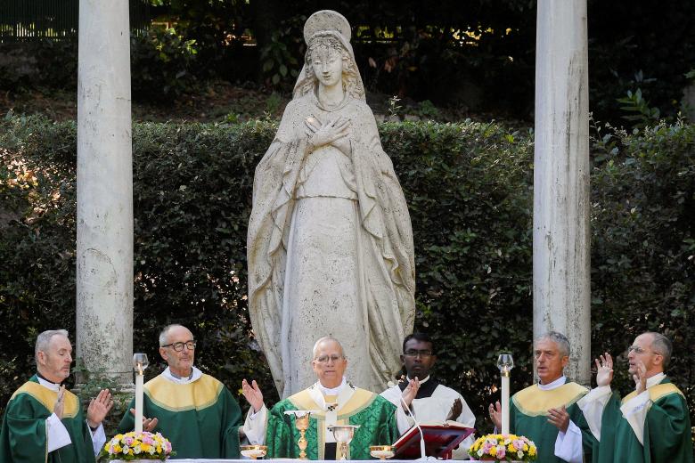 This handout photograph taken and released by the Vatican media on July 9, 2027 shows Pope Leo XIV (C) leading the Mass for the Care of Creation in Castel Gandolfo, 40 km southeast of Rome on July 9, 2025. (Photo by Handout / VATICAN MEDIA / AFP) / RESTRICTED TO EDITORIAL USE - MANDATORY CREDIT "AFP PHOTO /  - / HANDOUT /  VATICAN MEDIA " - NO MARKETING NO ADVERTISING CAMPAIGNS - DISTRIBUTED AS A SERVICE TO CLIENTS