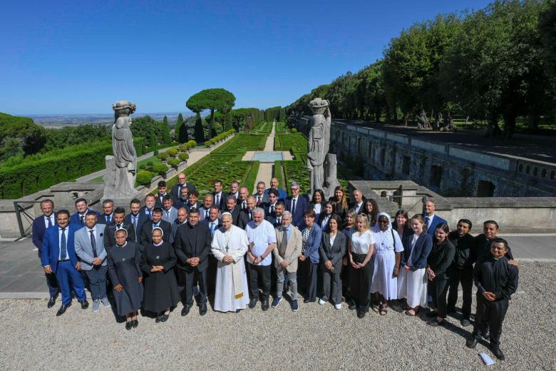 This handout photograph taken and released by the Vatican media on July 9, 2027 shows Pope Leo XIV (C) leading the Mass for the Care of Creation in Castel Gandolfo, 40 km southeast of Rome on July 9, 2025. (Photo by Handout / VATICAN MEDIA / AFP) / RESTRICTED TO EDITORIAL USE - MANDATORY CREDIT "AFP PHOTO /  - / HANDOUT /  VATICAN MEDIA " - NO MARKETING NO ADVERTISING CAMPAIGNS - DISTRIBUTED AS A SERVICE TO CLIENTS