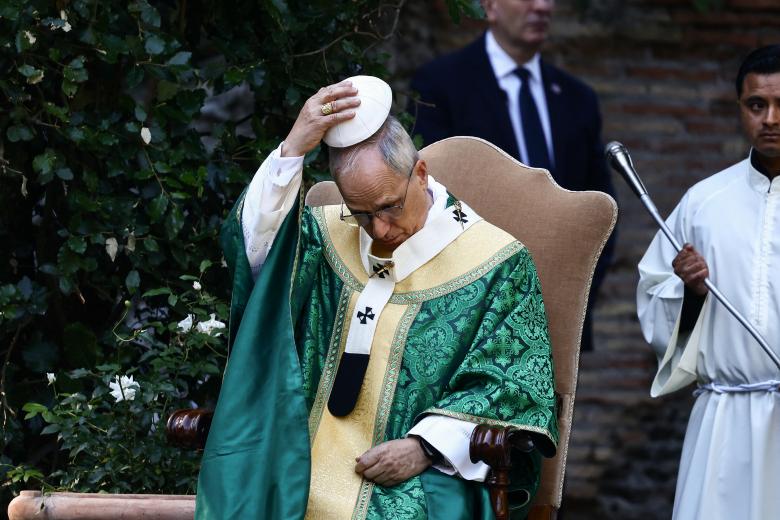 This handout photograph taken and released by the Vatican media on July 9, 2027 shows Pope Leo XIV (C) posing after leading the Mass for the Care of Creation in Castel Gandolfo, 40 km southeast of Rome on July 9, 2025. (Photo by Handout / VATICAN MEDIA / AFP) / RESTRICTED TO EDITORIAL USE - MANDATORY CREDIT "AFP PHOTO /  - / HANDOUT /  VATICAN MEDIA " - NO MARKETING NO ADVERTISING CAMPAIGNS - DISTRIBUTED AS A SERVICE TO CLIENTS