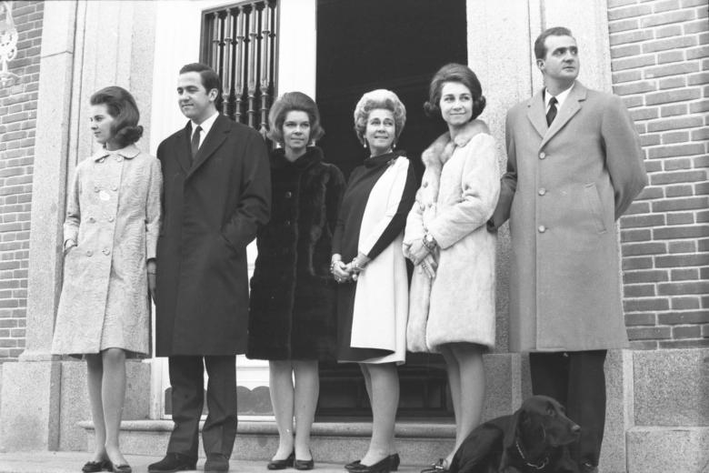 Don Juan Carlos y Doña Sofía, con la Reina Federica de Grecia, las Princesas Ana María e Irene y Constantino, en La Zarzuela en la Navidad de 1968