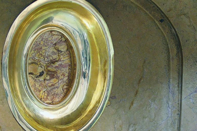 Trozo de la columna de jaspe en la Basílica del Pilar