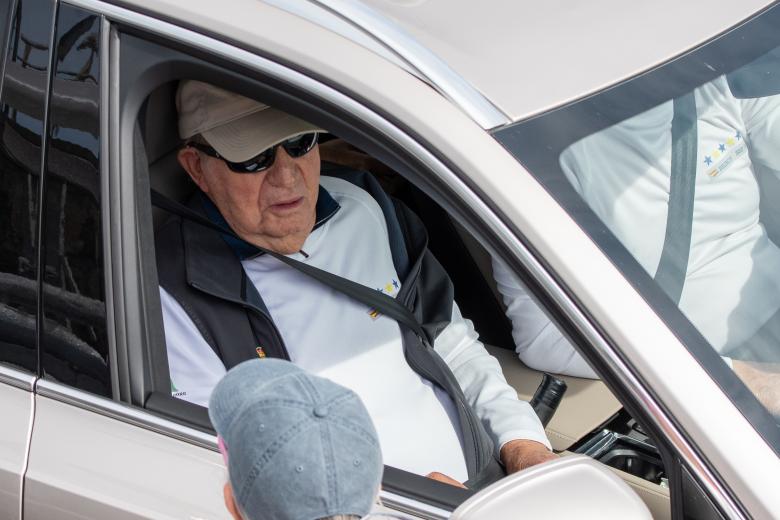 El Rey Juan Carlos a su llegada al puerto deportivo, a 13 de Julio de 2025, en Sanxenxo