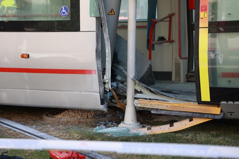 Accidente del tranvía tras chocar con una catenaria. A 28 de julio de 2025, en Sevilla (Andalucía, España). El servicio de Metrocentro de Sevilla ha quedado suspendido de forma momentánea en un tramo de la avenida San Francisco Javier por una incidencia que ha provocado un golpe a la catenaria. El suceso se ha saldado sin que hayan resultado afectadas las personas que viajaban a bordo de los vagones, según informa el Ayuntamiento a través de Emergencias Sevilla.

Rocío Ruz / Europa Press
28/7/2025