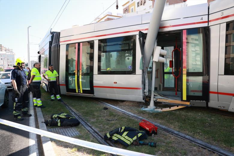 Accidente del tranvía tras chocar con una catenaria. A 28 de julio de 2025, en Sevilla (Andalucía, España). El servicio de Metrocentro de Sevilla ha quedado suspendido de forma momentánea en un tramo de la avenida San Francisco Javier por una incidencia que ha provocado un golpe a la catenaria. El suceso se ha saldado sin que hayan resultado afectadas las personas que viajaban a bordo de los vagones, según informa el Ayuntamiento a través de Emergencias Sevilla.

Rocío Ruz / Europa Press
28/7/2025
