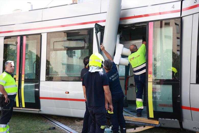 Accidente del tranvía tras chocar con una catenaria. A 28 de julio de 2025, en Sevilla (Andalucía, España). El servicio de Metrocentro de Sevilla ha quedado suspendido de forma momentánea en un tramo de la avenida San Francisco Javier por una incidencia que ha provocado un golpe a la catenaria. El suceso se ha saldado sin que hayan resultado afectadas las personas que viajaban a bordo de los vagones, según informa el Ayuntamiento a través de Emergencias Sevilla.

Rocío Ruz / Europa Press
28/7/2025