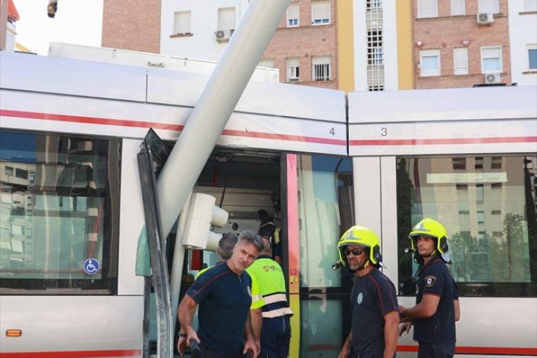Accidente del tranvía tras chocar con una catenaria. A 28 de julio de 2025, en Sevilla (Andalucía, España). El servicio de Metrocentro de Sevilla ha quedado suspendido de forma momentánea en un tramo de la avenida San Francisco Javier por una incidencia que ha provocado un golpe a la catenaria. El suceso se ha saldado sin que hayan resultado afectadas las personas que viajaban a bordo de los vagones, según informa el Ayuntamiento a través de Emergencias Sevilla.

Rocío Ruz / Europa Press
28/7/2025