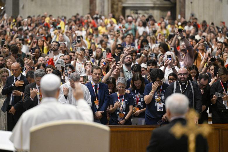 FOTODELDÍA CIUDAD DEL VATICANO, 29/07/2025.- El papa León XVI pidió este martes a cientos de 'influencers' católicos que lleven y busquen la paz en las redes sociales "en este tiempo nuestro, desgarrado por la enemistad y la guerra". En un saludo al final de la misa celebrada en la basílica de San Pedro, el papa se dirigió a los llamados influyentes ('influencers') católicos o "misioneros digitales" que han acudido a Roma para el Jubileo dedicado a ellos.-EFE/Elisabetta Trevisan/Dicasterio para la Comunicación del Vaticano***SOLO USO EDITORIAL/SOLO DISPONIBLE PARA ILUSTRAR LA NOTICIA QUE ACOMPAÑA (CRÉDITO OBLIGATORIO)***