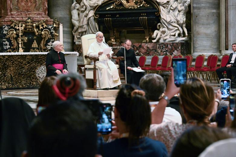 Esta mañana, unas horas antes de su sorpresa tras la misa inicial del Jubileo de los Jóvenes, el papa pidió a los 'influencer' católicos que acudieron a Roma para su propio Jubileo que su misión es llevar y buscar la paz en las redes sociales