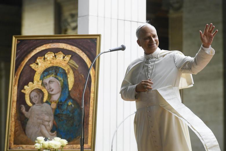 El Papa León XIV saluda a los fieles al final de una misa celebrada por el cardenal Luis Antonio Tagle en la Basílica de San Pedro con motivo del Jubileo de la Juventud en la Ciudad del Vaticano.