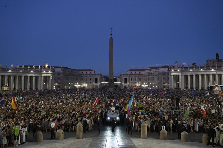 León XIV dio la vuelta a la plaza y después recorrió la vía de la Conciliación, la gran avenida que da entrada al Vaticano, donde los jóvenes, unos 120.000 según medios vaticanos, le aclamaban con entusiasmo.