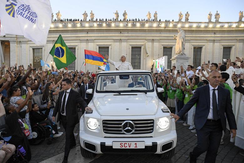 El Papa a borde del papamóvil en la Plaza de San Pedro del Vaticano.