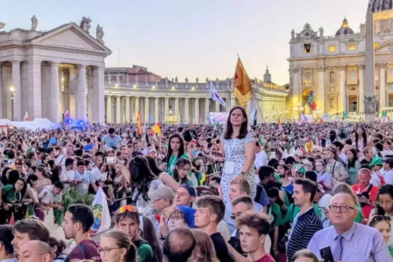 Una emocionada juventud esperando a León XIV en la Plaza de San Pedro