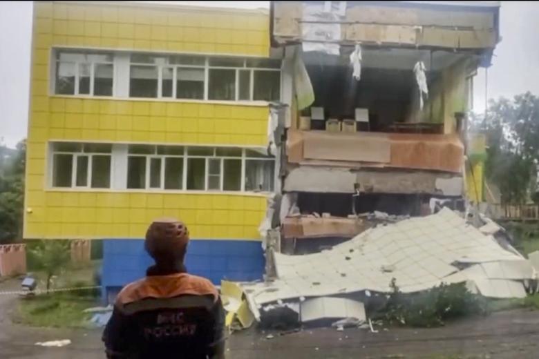 imagen fija de un video proporcionado por el Ministerio de Emergencias de Rusia muestra a un rescatista cerca de un jardín de infancia dañado tras un terremoto en Petropavlovsk-Kamchatski