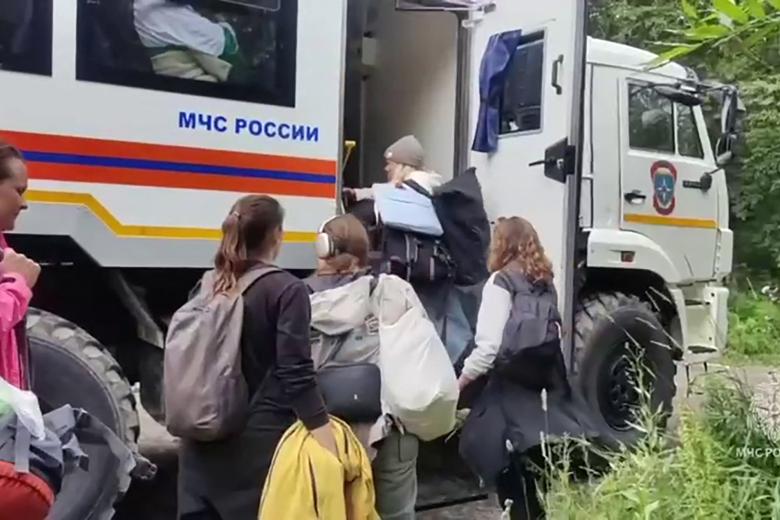 Esta captura, extraída de un video publicado por el Ministerio de Situaciones de Emergencia de Rusia el 30 de julio de 2025, muestra a los rescatistas evacuando a personas en la región rusa de Kamchatka