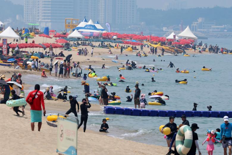 Mientras tanto, no se ha observado ningún tipo de problema relacionado con el terremoto en Corea del Sur. En la imagen, turistas nadan en el mar frente a la playa de Gyeongpo en Gangneung, provincia de Gangwon, noreste de Corea del Sur