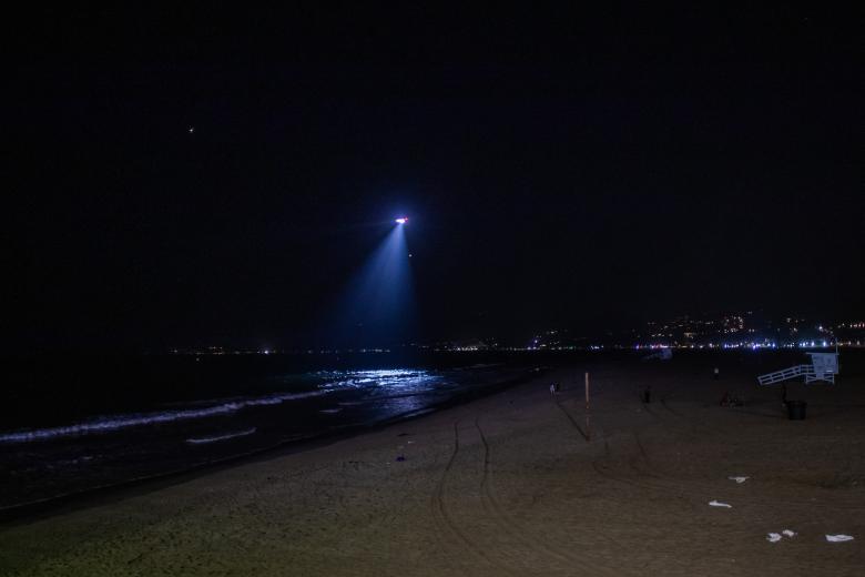 Un helicóptero del departamento de policía de Los Ángeles sobrevuela la playa de Santa Mónica, California