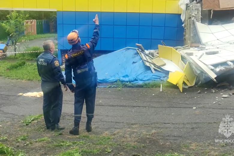 Este video, extraído de un material publicado por el Ministerio de Emergencias de Rusia el 30 de julio de 2025, muestra a especialistas de servicios de emergencia inspeccionando una guardería dañada por el terremoto