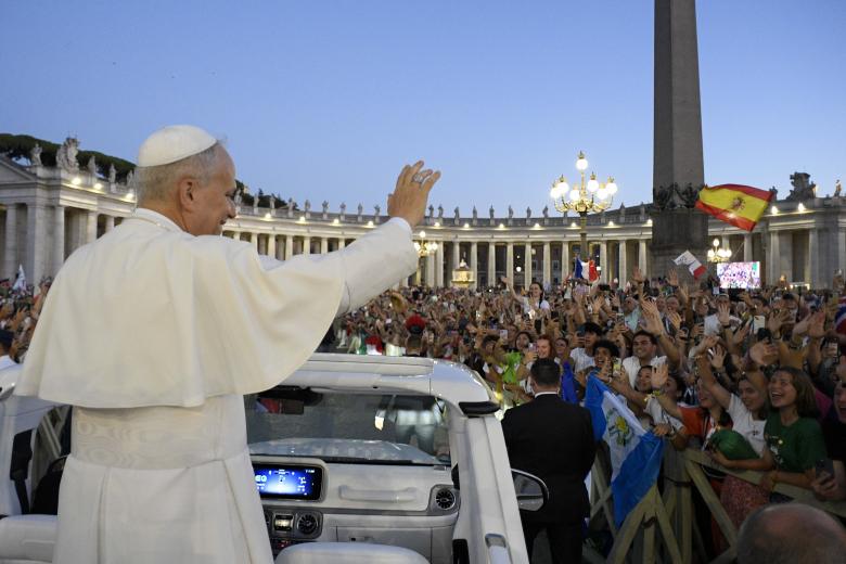 CIUDAD DEL VATICANO, 29/07/2025.- El papa León XIV saludó este martes por sorpresa a unos 120.000 jóvenes reunidos en la plaza de San Pedro del Vaticano y sus aledaños, al recorrerlos a bordo de su papamóvil al término de la misa de bienvenida del Jubileo de la Juventud, que se celebra esta semana con numerosos actos. EFE/Dicasterio para la Comunicación del Vaticano SOLO USO EDITORIAL/SOLO DISPONIBLE PARA ILUSTRAR LA NOTICIA QUE ACOMPAÑA (CRÉDITO OBLIGATORIO)