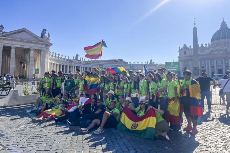 CIUDAD DEL VATICANO, 01/08/2025.- La Plaza de San Pedro se convirtió este viernes en una auténtica fiesta española con motivo del Jubileo de la Juventud, al reunir a más de 25.000 jóvenes en una jornada marcada por la música, la oración y los testimonios personales de fe. Los peregrinos españoles, el segundo grupo más numeroso tras los italianos, tiñeron la plaza de verde con camisetas repartidas por la Conferencia Episcopal Española (CEE), que organizó el encuentro con una orquesta, un coro y un grupo de bailarines contemporáneos. EFE/ Claudia Sacristán