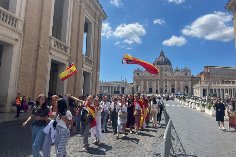 CIUDAD DEL VATICANO, 30/07/2025.- Cientos de miles de jóvenes católicos han invadido Roma estos días con motivo del Jubileo de la Juventud, uno de los momentos más esperados del Año Santo 2025, llenando la capital de entusiasmo, cantos, banderas y la fe compartida por peregrinos de hasta 146 países con un ambiente que parece un "Mundial" de fútbol. EFE/ Claudia Sacristán