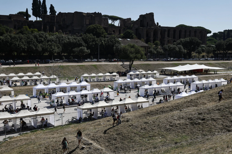 Miles de jóvenes se confiesan en el Circo de Roma