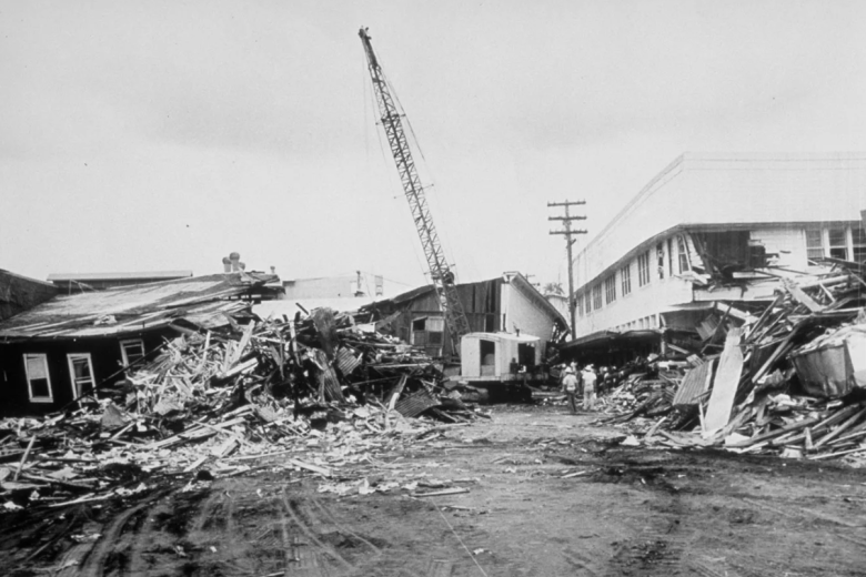 operaciones de limpieza en Hilo, isla de Hawái, Hawái, tras el tsunami causado por el terremoto del 22 de mayo de 1960 frente a la costa de Chile