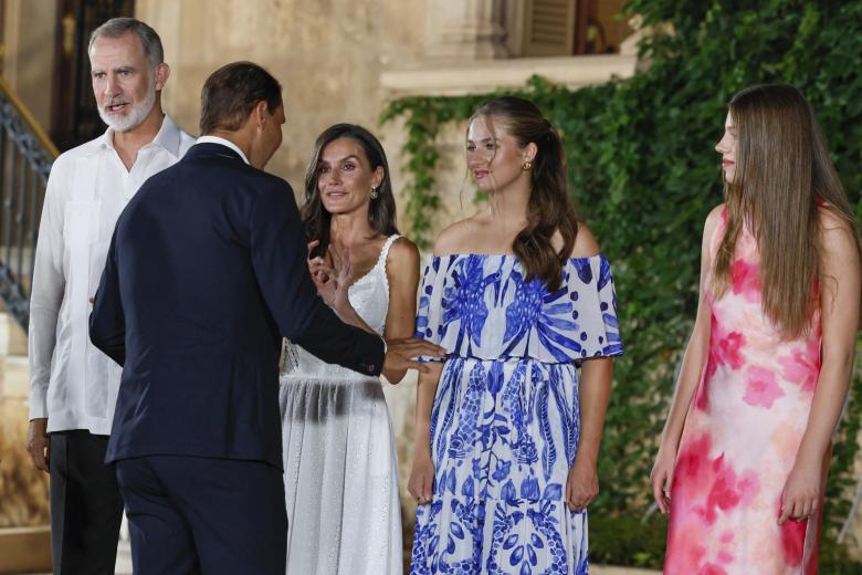 Entre ellos, el extenista mallorquín Rafa Nadal, que por primera vez ha asistido a este acto, y que ha charlado unos momentos con los miembros de la familia real, especialmente con la reina Sofía.

Como es habitual, los reyes han invitado a los ganadores de los Premios Ramon Llull y también a los de las medallas de honor Illa de Mallorca.