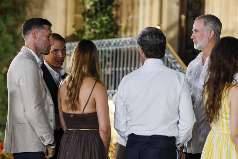 Por cuarto año consecutivo, la recepción a la sociedad balear se ha celebrado en los jardines del Palacio de Marivent como gesto de apertura a la ciudadanía de la residencia oficial de la familia real en Palma, ocasión en la que el chef mallorquín Andreu Genestra ha sido el encargado de preparar el cáterin.

Esta recepción, la primera imagen juntos de los miembros de la familia real, pone el broche final a los actos oficiales en Palma este verano, que se iniciaron hace una semana, el pasado lunes 29 de julio, con las audiencias del rey a las autoridades baleares.