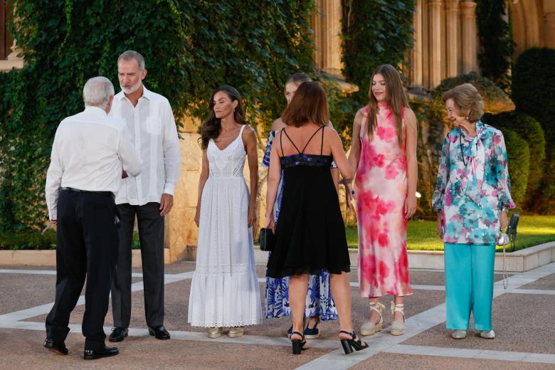 Algunos representantes políticos sin embargo han declinado la invitación de la Casa Real a la recepción de este lunes, 4 de agosto, en Marivent. Este ha sido el caso por ejemplo del portavoz parlamentario de MÉS per Mallorca, Lluís Apesteguia, y de la regidora de Unidas Podemos en el Ayuntamiento de Palma, Lucía Muñoz.