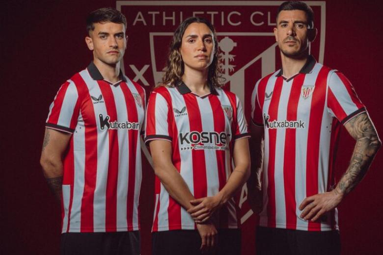 Beñat Prados, Bibiane Schulze y Yuri Berchiche posan con la camiseta local del Athletic de la temporada 2025/2026