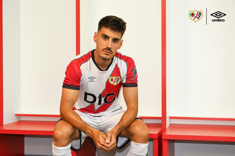 Para su vuelta a Europa 24 años después, el Rayo Vallecano ha apostado por un diseño diferente en su camiseta local