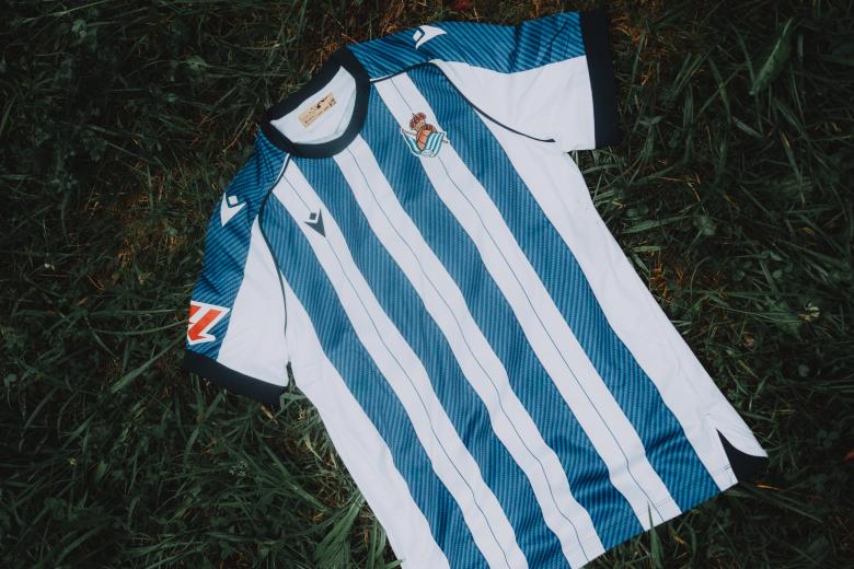 En un año de transición, la Real Sociedad ha optado por una camiseta clásica y sin grandes estridencias de la marca Kelme