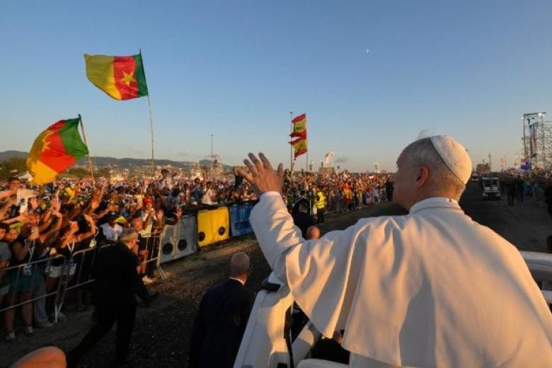 El saludo del Papa a los jóvenes en su recorrido desde el papamóvil