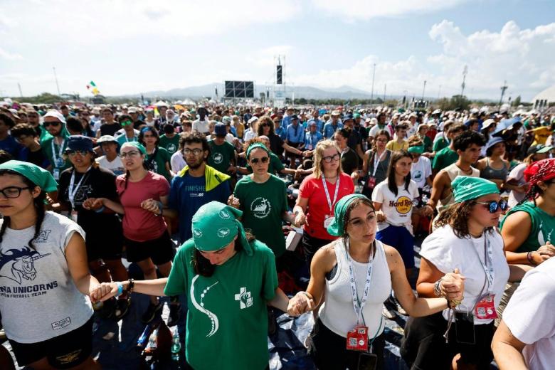 Asistentes a la misa masiva del domingo en campamento de Tor Vergata, a las afueras de Roma