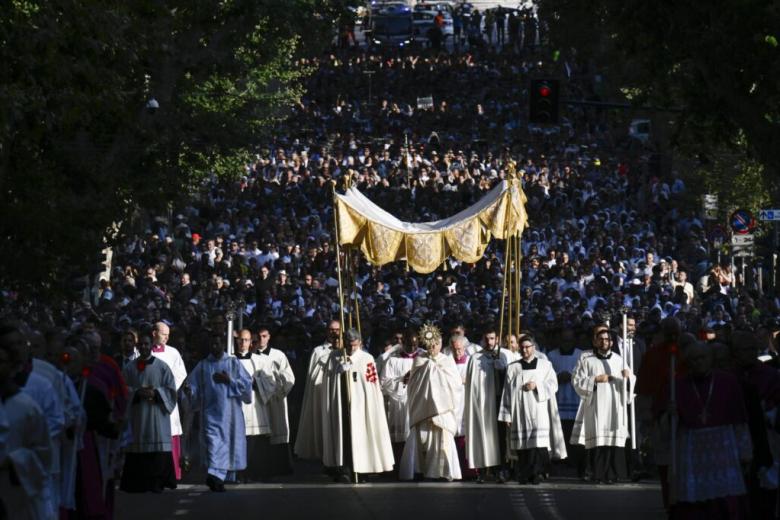 La luz del sol ilumina al Papa León XIV mientras lleva una custodia con el Santísimo Sacramento en una procesión del Corpus Christi desde la Basílica de San Juan de Letrán de Roma hasta la Basílica de Santa María la Mayor el 22 de junio de 2025